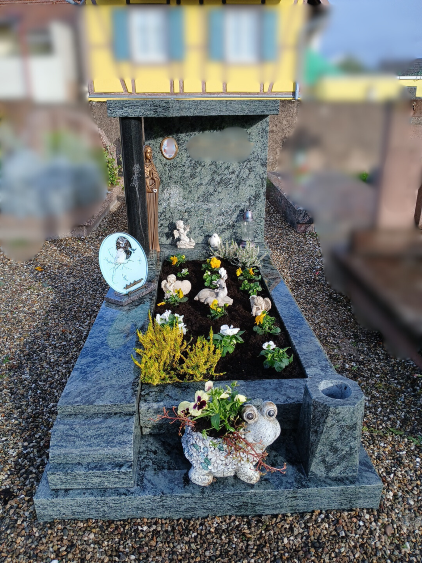 Sépulture nettoyée avec choix de fleurs pour le 1er novembre