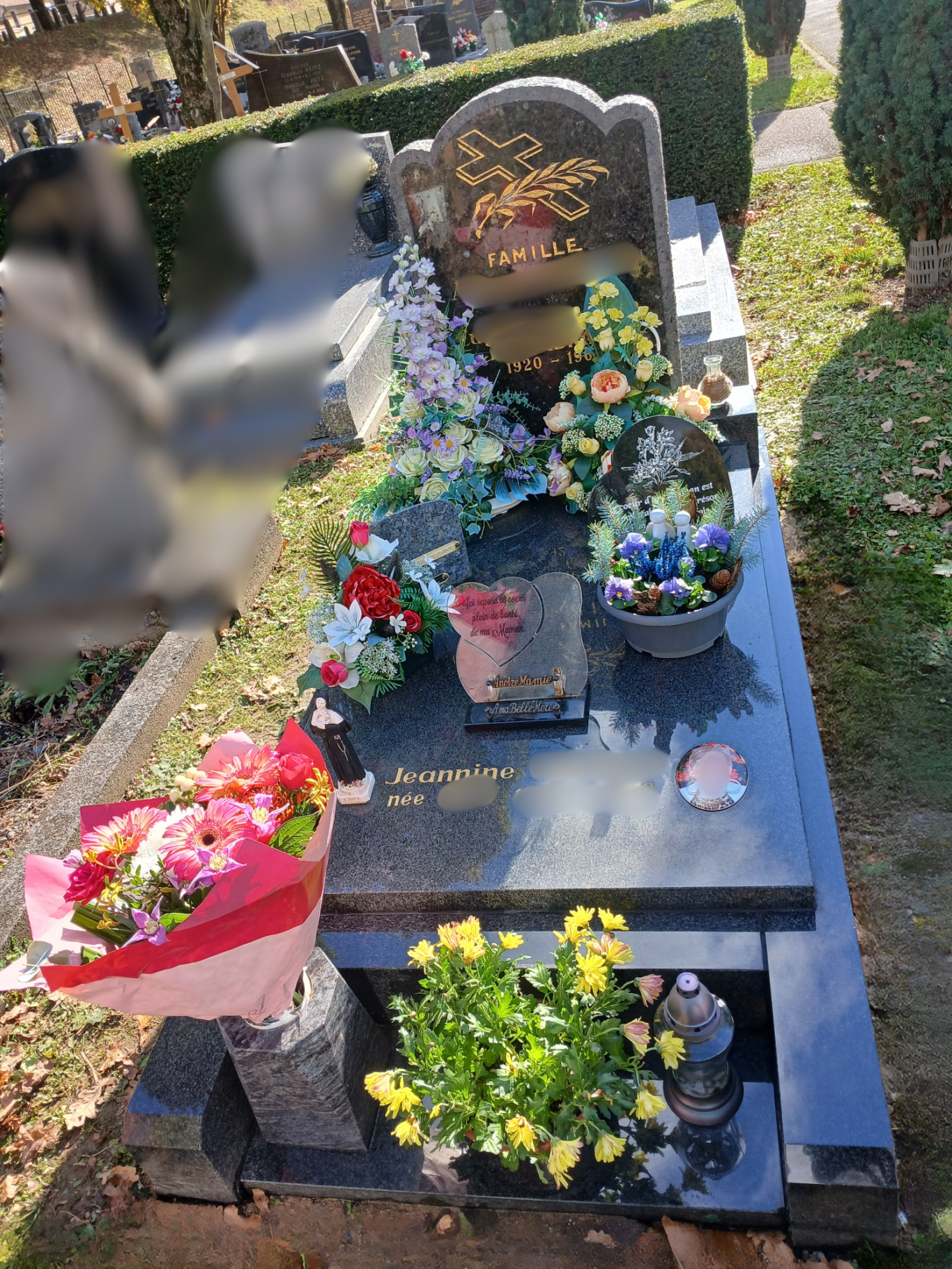 Sépulture nettoyée et fleurissement (bouquet et arrangement)pour le 1er novembre